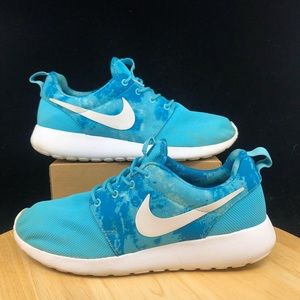Nike Womens Rosherun Print Clearwater 599432-414 White/Dark Electric Blue Sz 8.5